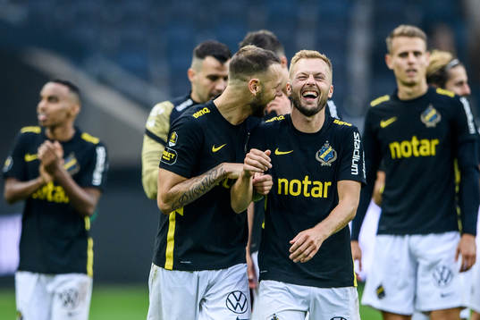 s Alexander Milosevic och Sebastian Larsson jublar