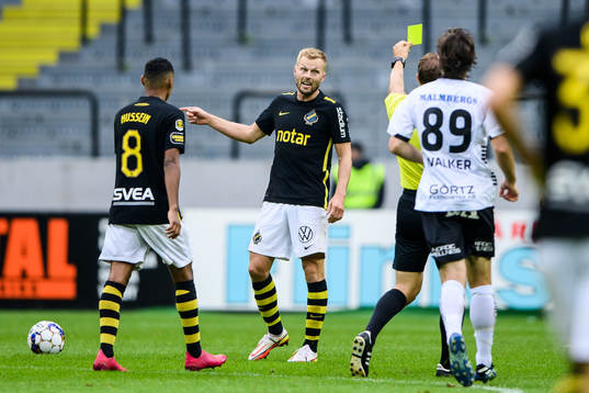 s Sebastian Larsson får ett gut kort
