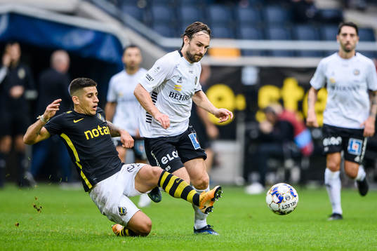 s Nicolas Stefanelli och Örebros Kevin Walker