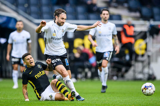 s Nicolas Stefanelli och Örebros Kevin Walker