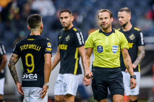 s Nicolas Stefanelli och domare Kristoffer Karlsson