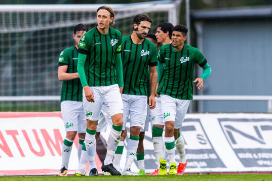 Varbergs Joakim Lindner jublar med lagkamrater