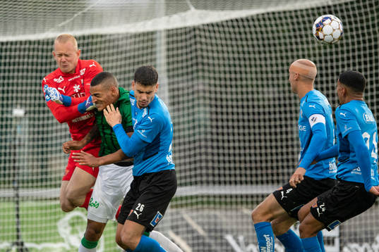 Varbergs Simon Karlsson Adjei blir klämd mellan Halmstads