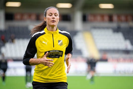 Häckens Beata Kollmats tränar innan fotbollsmatchen i