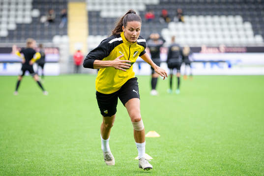 Häckens Beata Kollmats tränar innan fotbollsmatchen i