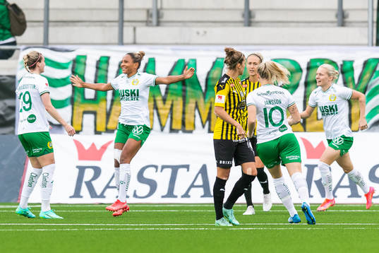 Hammarbys Madelen Janogy jublar med lagkamrater