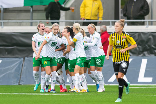 Hammarbys Madelen Janogy jublar med lagkamrater
