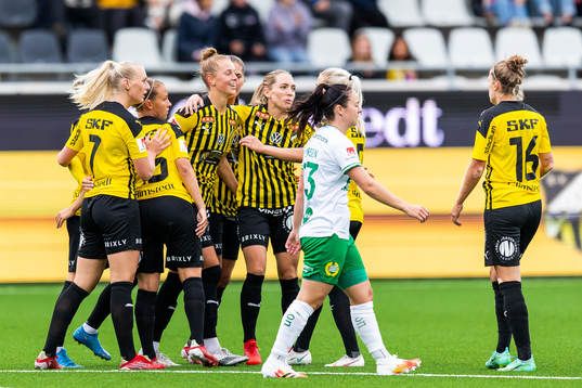 Häckens Dilja Yr Zomers jublar med lagkamrater