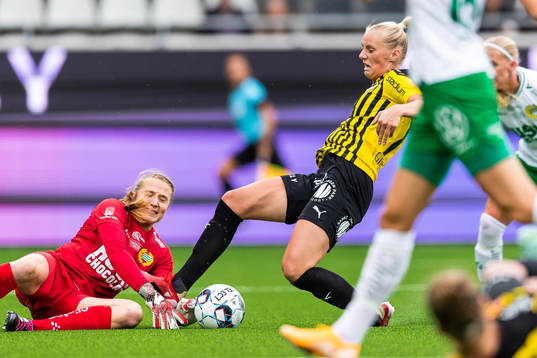 Hammarbys målvakt Anna Tamminen och Häckens Stina