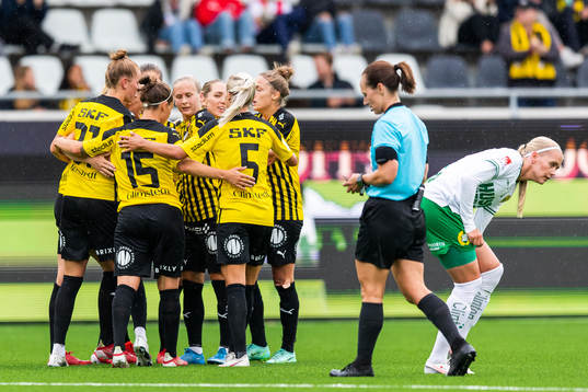 Häckens Mille Gejl Jensen jublar med lagkamrater