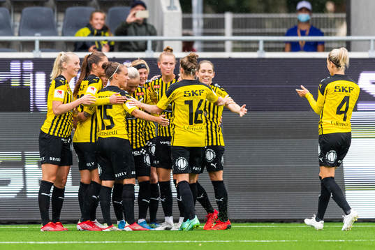 Häckens Filippa Curmark jublar med lagkamrater