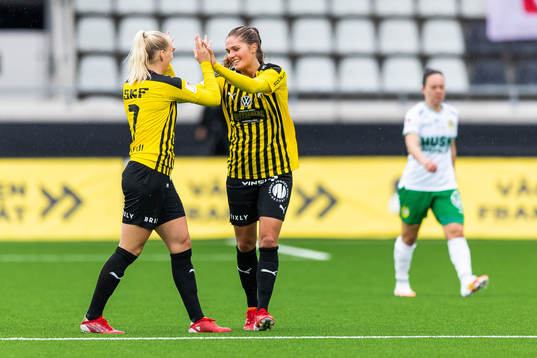 Häckens Stina Blackstenius jublar med målskytten till 4-1