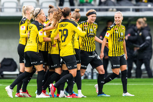 Häckens Filippa Curmark jublar med lagkamrater