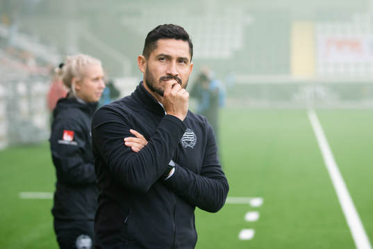 Hammarbys tränare Pablo Pinones-Arce innan fotbollsmatchen