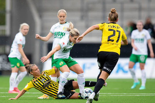 Häckens Julia Zigiotti Olme och Hammarbys Hanna Folkesson