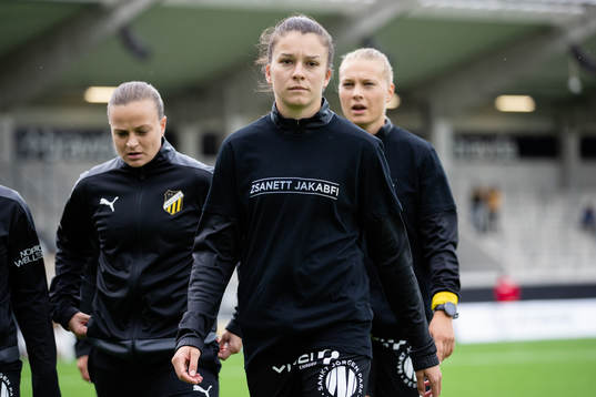 Häckens Anna Julia Csiki innan fotbollsmatchen i