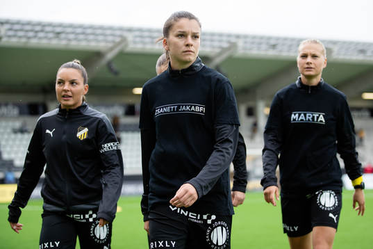 Häckens Anna Julia Csiki innan fotbollsmatchen i