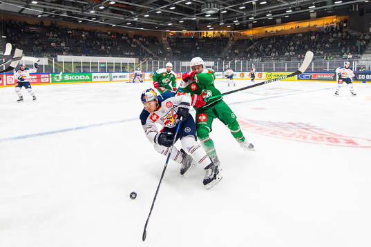 Leon Bristedt of Rögle and Ben Smith of Munich compete for