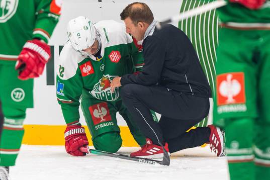 Brady Ferguson of Rögle receives attention from physio