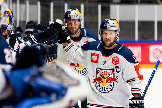 Patrick Hager of Munich celebrates scoring 2-3