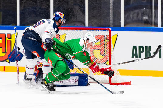 Konrad Abeltshauser of Munich competes for the puck with