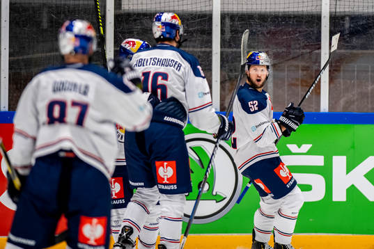 Patrick Hager of Munich scores 2-3