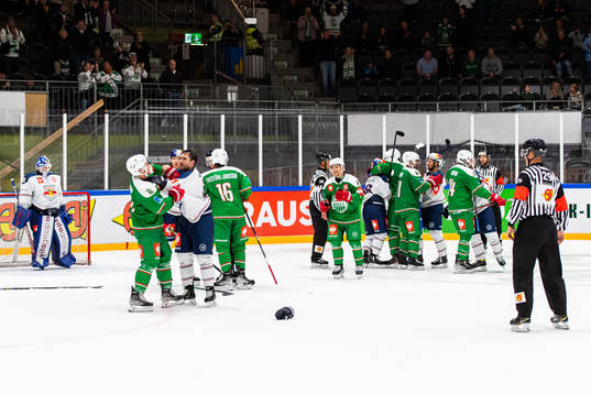 Players of Rögle and of Munich fight