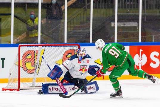 Adam Tambellini of Rögle scores 4-3 behind goalkeeper