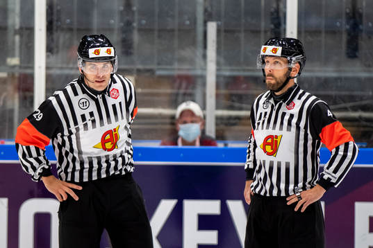 Referee Richard Magnusson and Referee Marcus Linde