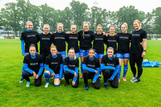 Kalmars spelare med specialtröja