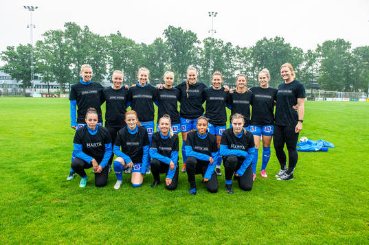 Kalmars spelare med specialtröja