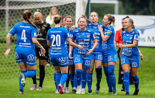 Kalmars Mimmi Asperot jublar med lagkamrater