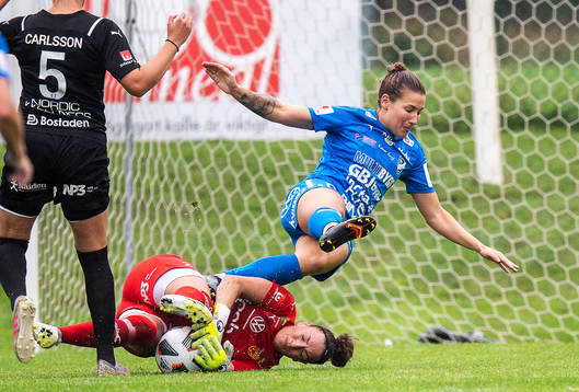 Kalmars Tabby Tindell och Umeås målvakt Hannah Kohl
