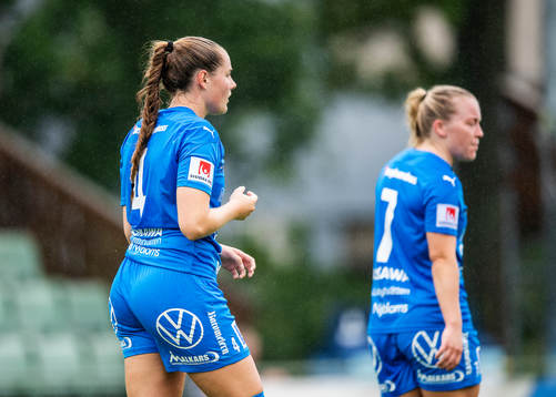 Kalmars Linnea Svensson och Ingrid Wixner deppar