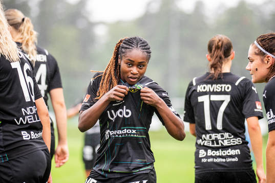 Umeås Monic Jusu Bah jublar och kysser klubbmärket