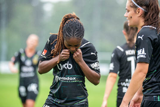 Umeås Monic Jusu Bah jublar och kysser klubbmärket