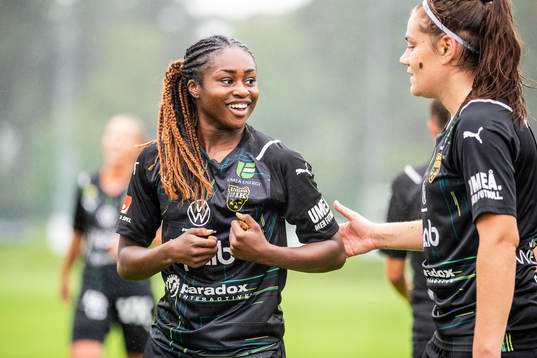 Umeås Monic Jusu Bah jublar och kysser klubbmärket