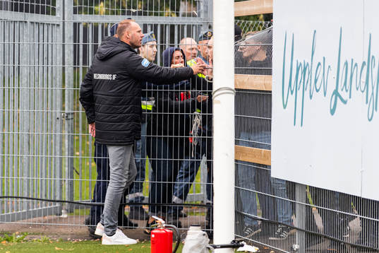 Helsingborgs sportchef Andreas Granqvist pratar med