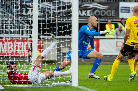 Degerfors Ferhad Ayaz och Mjällbys målvakt Carl-Johan