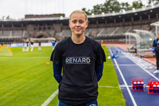 Djurgårdens Ellen Andersson poserar med en specialdesignad