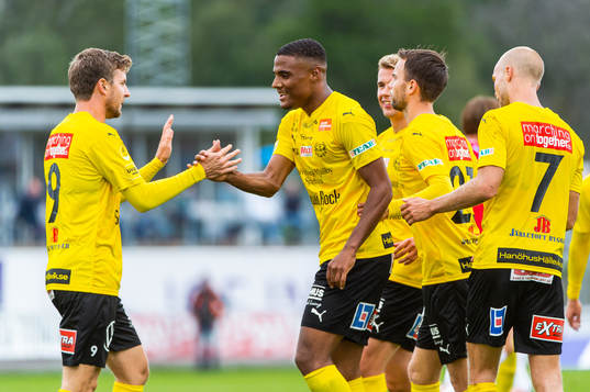 Mjällbys Joel Nilsson jublar med målskytten till 0-2 Amin