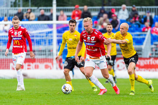 Degerfors Oliver Ekroth och Mjällbys Viktor Gustafson