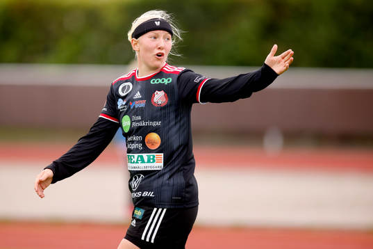 Lidköpings Evelina Klasson reagerarunder fotbollsmatchen i