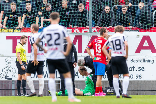 Helsingborgs målvakt Anders Lindegaard får vård