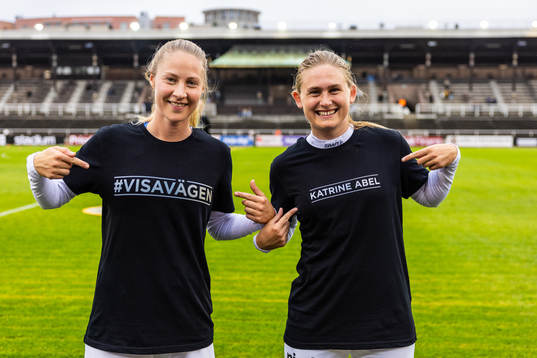 Två Växjöspelare poserar med specialdesignade t-shirts