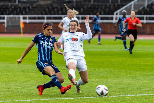 Djurgårdens Daniela Zamora och Växjös Winonah Heatley