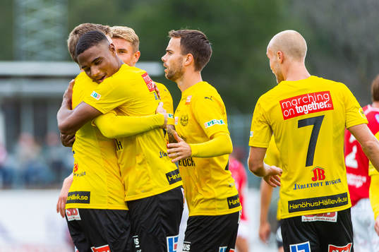 Mjällbys Amin Sarr jublar med lagkamrater