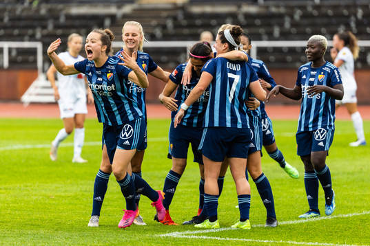 Djurgårdens Julia Walentowicz, Hayley Dowd, och Daniela