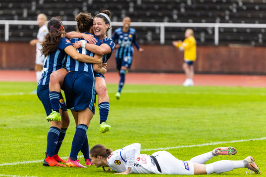 Djurgårdens Julia Walentowicz, Hayley Dowd, och Daniela