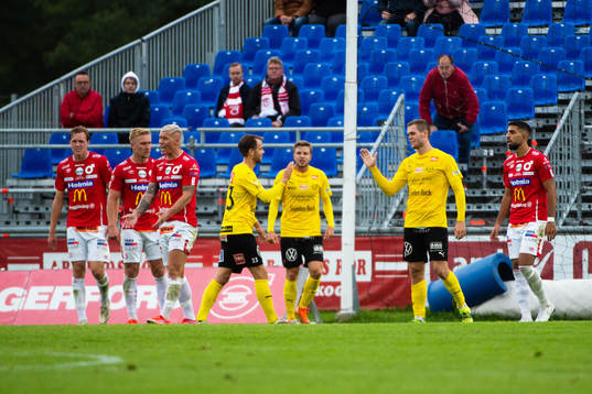 Degerfors spelare deppar och Mjällbys spelare jublar